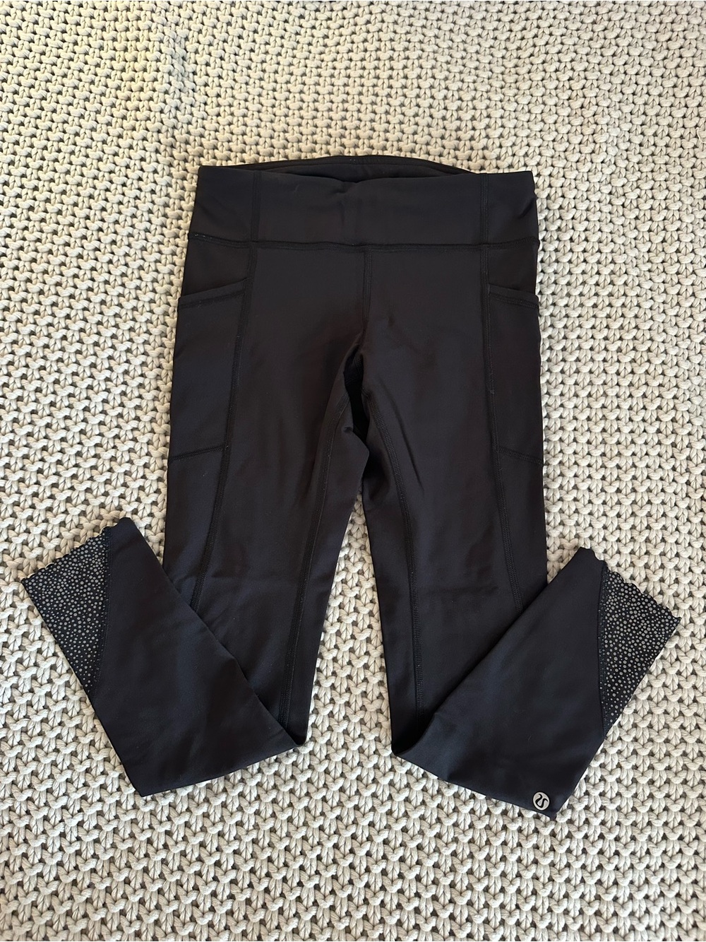 RARE Black Lululemon Cropped Leggings with Reflective Dots and Scallop hem Sz6
